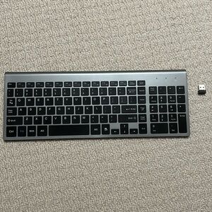 Wireless keyboard with number key pad buttons